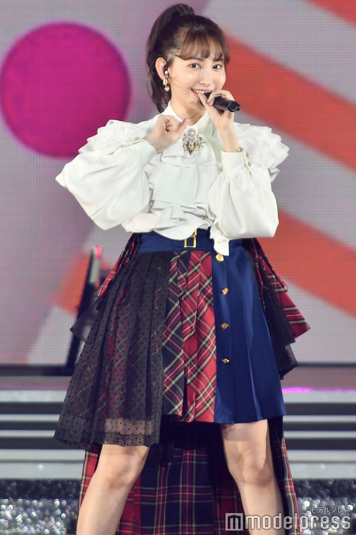 「大声ダイヤモンド」を踊る小嶋陽菜/「峯岸みなみ卒業コンサート~桜の咲かない春はない~」(C)モデルプレス
