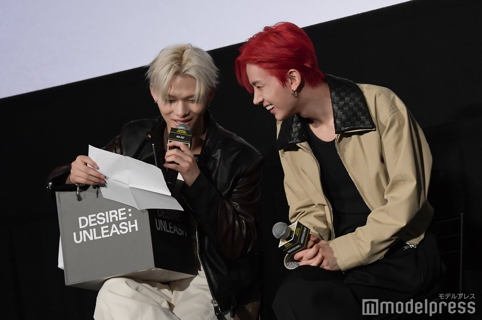 仲良く質問を読むNI-KI（ニキ）、HEESEUNG（ヒスン）（C）モデルプレス