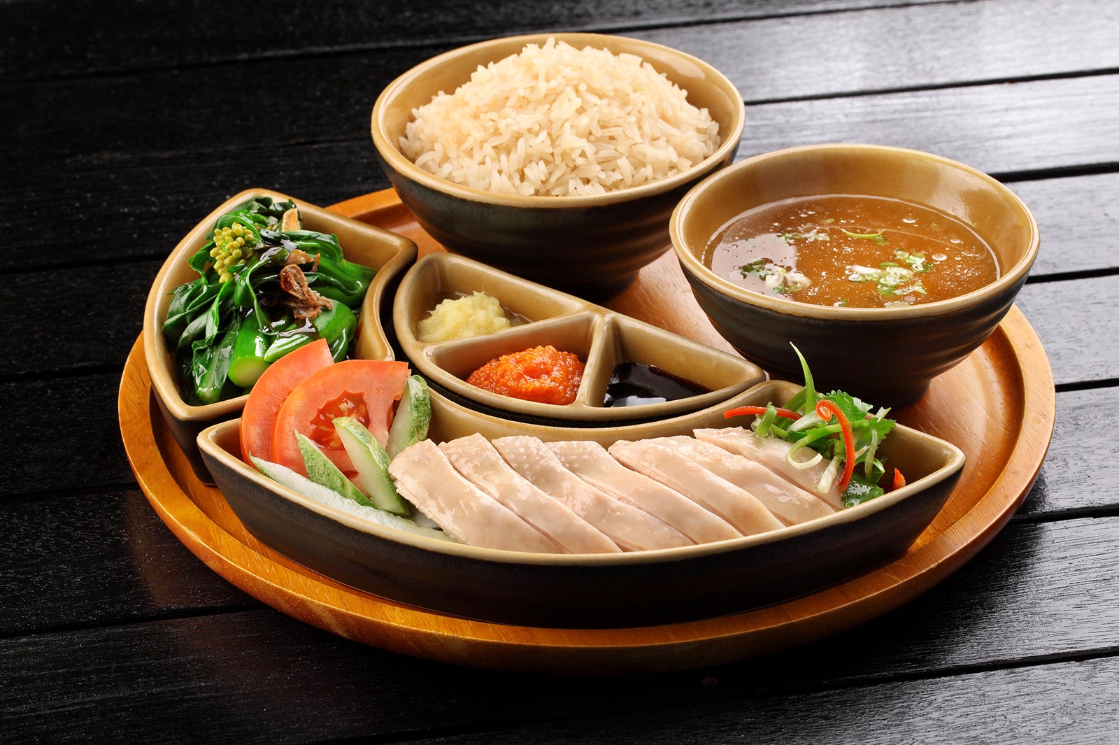 シンガポールチキンライスは絶品！ごはんもチキンスープで炊いてあるので、そのまま食べても美味しい（提供画像）