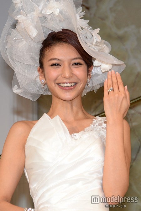 ＜速報＞大石参月、結婚会見で入籍日報告　ミニスカウェディングドレス姿披露