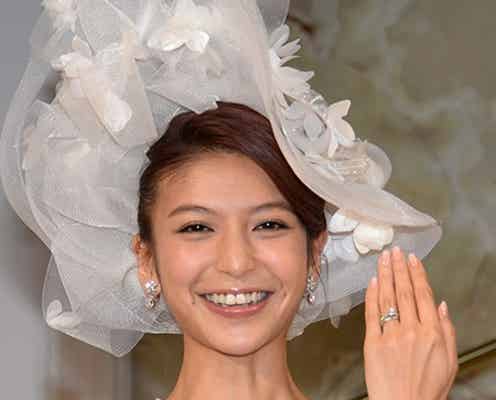 <速報>大石参月、結婚会見で入籍日報告 ミニスカウェディングドレス姿披露