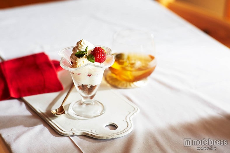 ローズシロップ、きび砂糖、ヨーグルトなどを使った甘酸っぱいいちごのパフェ「CHOYAとよく合ういちごパフェ」￥1，000（税抜）
