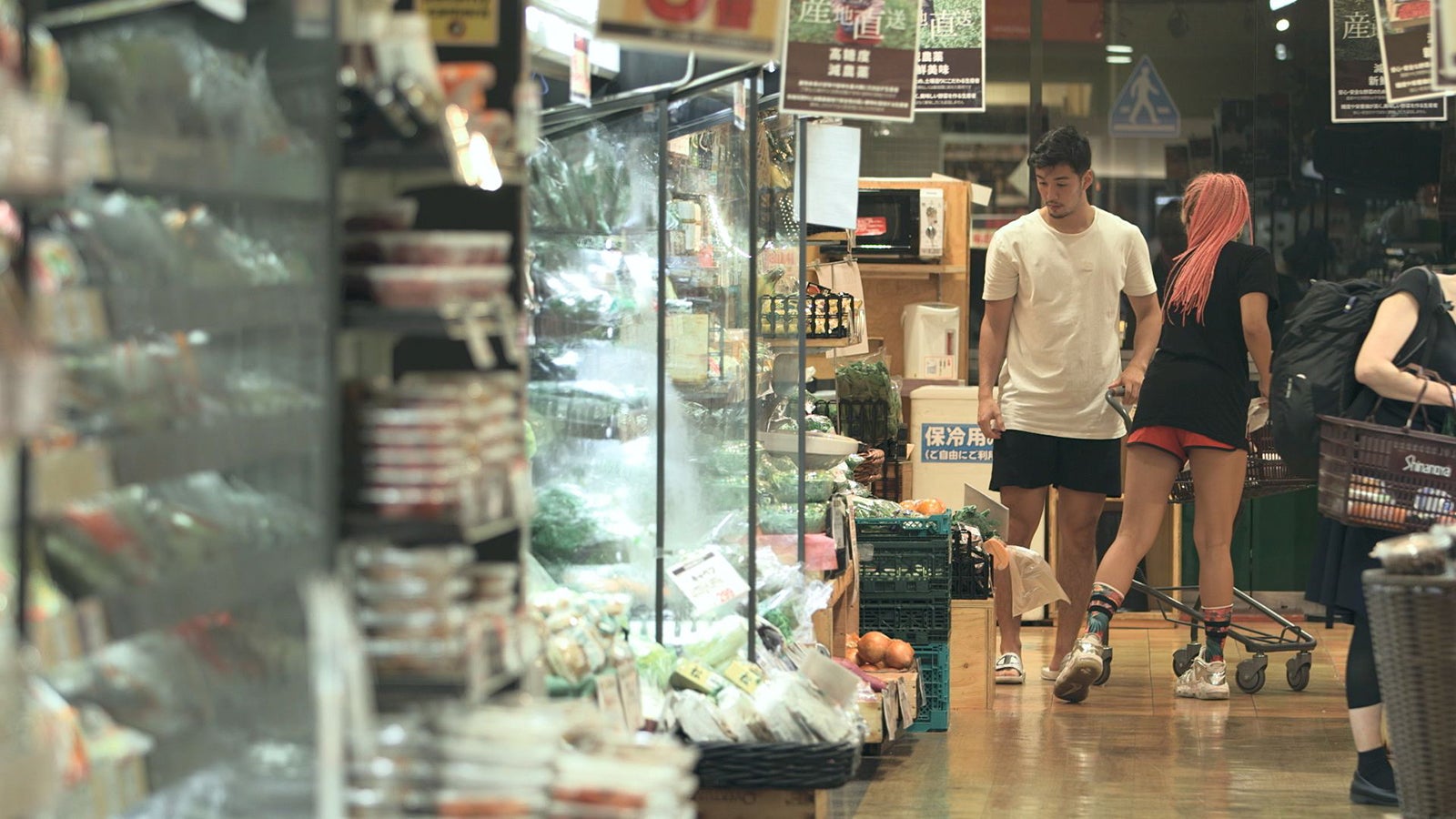 スーパーに買い出しに行く凌と花「TERRACE HOUSE TOKYO 2019-2020」22nd WEEK（C）フジテレビ／イースト・エンタテインメント