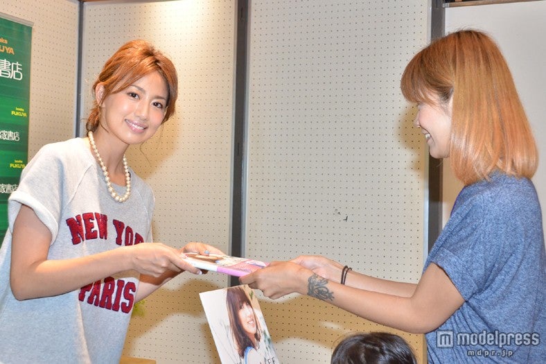 ファンに手渡ししている東原亜希（左）
