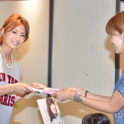 ファンに手渡ししている東原亜希(左)