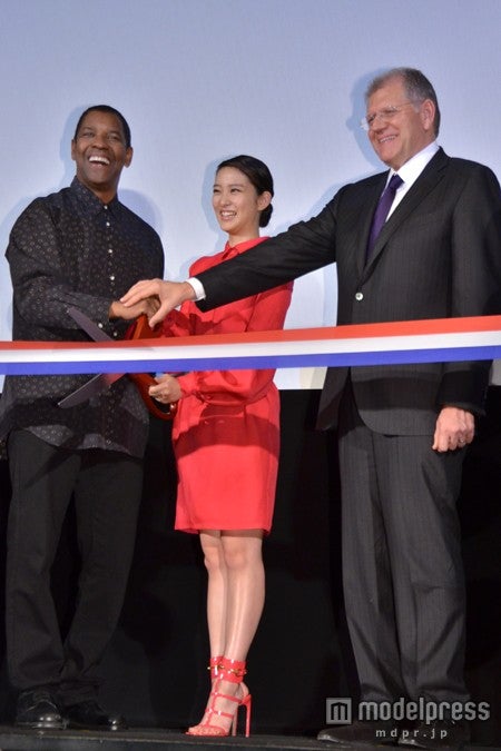 （左から）デンゼル・ワシントン、武井咲、ロバート・ゼメキス監督