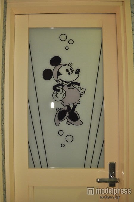 ミニーマウスルームの洗面所ドア