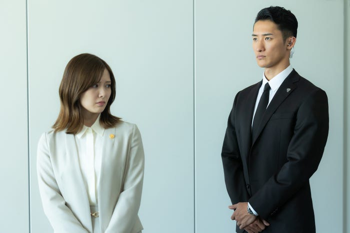 白石麻衣、岩本照/「恋する警護24時」第1話より(C)テレビ朝日