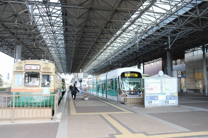 巨大な屋根で覆われた広島港電停