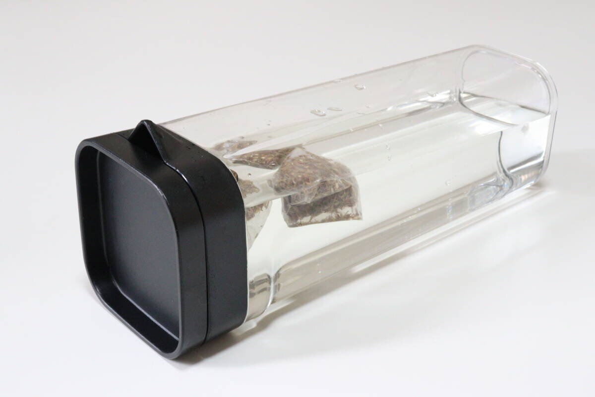 ダイソー 横置きできる冷水筒(取っ手なし、1.6L、ブラック) ダイソーの便利な横置きできる冷水筒(取っ手なし、1.6L、ブラック)