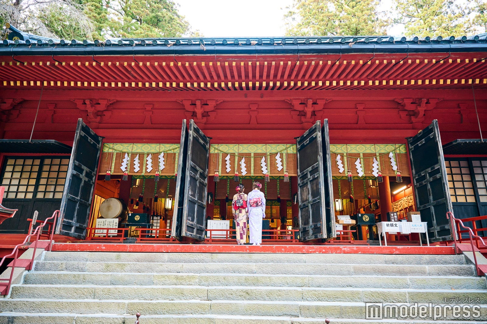 恋愛運が上がるように神様に祈りましょう（C）モデルプレス