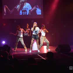 「Campus Summit 2013」でライブパフォーマンスを行ったJASMINE(中央)