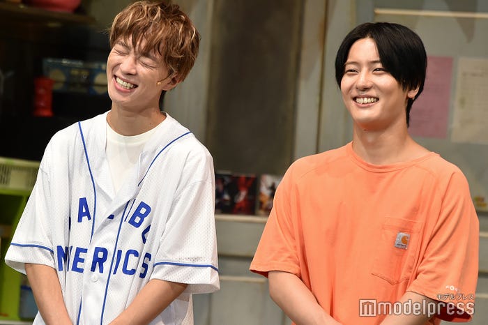 大西風雅のマイペースっぷりに笑顔を見せる長瀬結星、安嶋秀生(C)モデルプレス