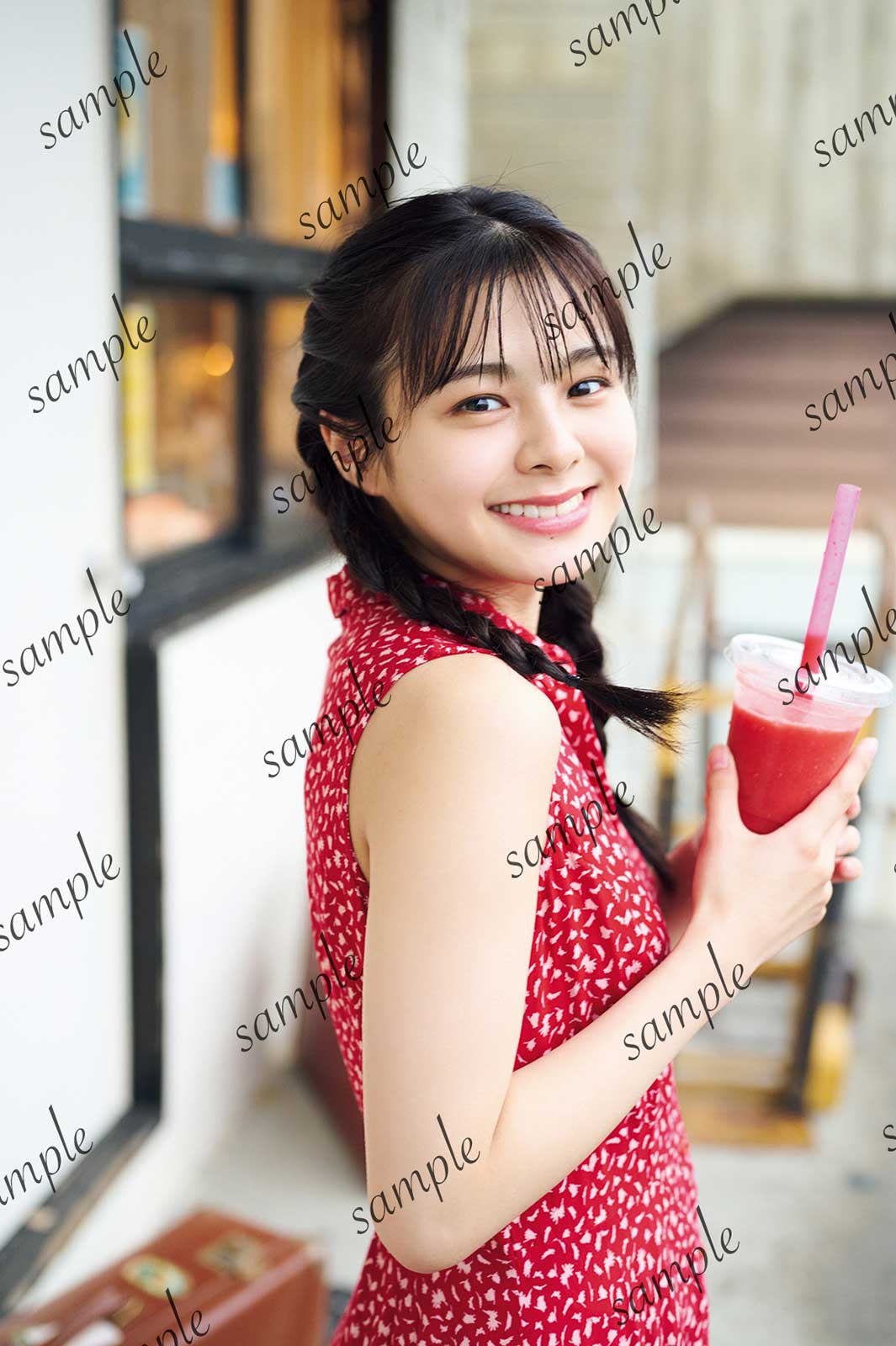 本間日陽1st写真集「ずっと、会いたかった」HMV＆BOOKS online 限定ポストカード「沖縄デート編」／撮影：酒井貴弘（C）KOBUNSHA