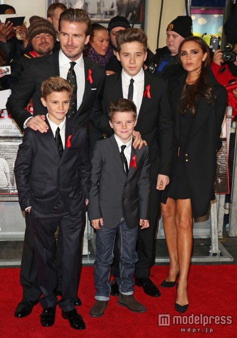 ベッカム夫妻、長男にカフェでバイトをさせる