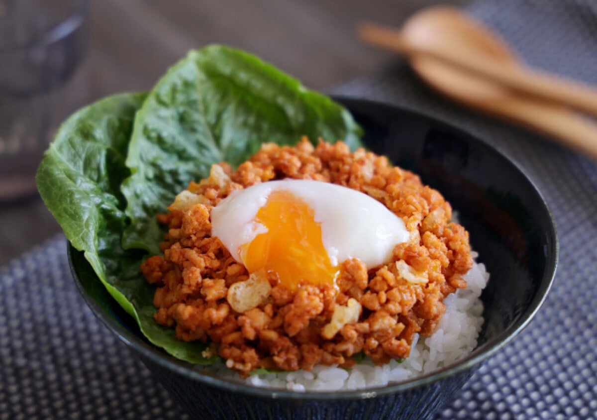 「だまされたと思ってこれ入れてみて！」「サクサクが美味しい」韓国屋台風ヤンニョムそぼろ丼