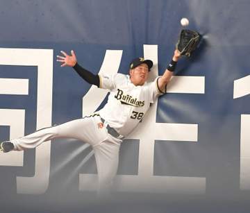 オリックス 微妙判定響いて追加点奪われる 大飛球キャッチ→リプレー検証でアウトに→併殺アピールもタッチアップ認められる→連続適時打浴びる