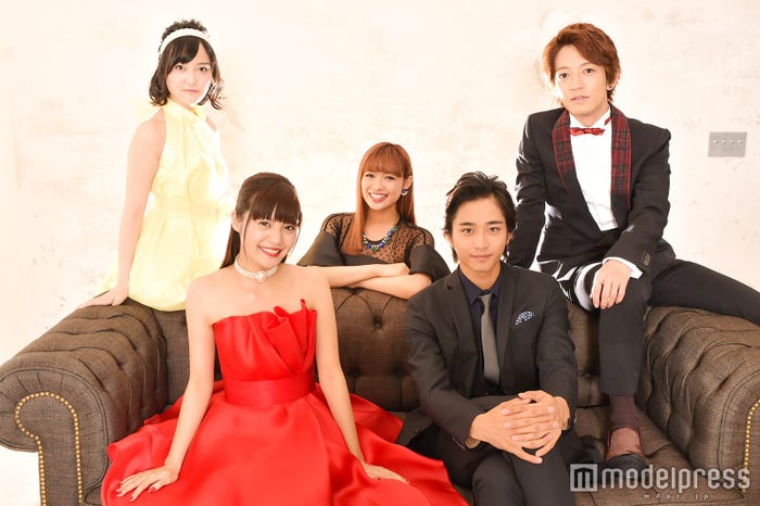 (前列左から)美沙玲奈、佐藤寛太(後列左から)灯敦生、山口乃々華、大倉士門(C)モデルプレス