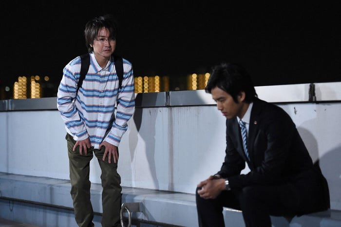 藤原竜也、三浦貴大/『リバース』第9話より(画像提供:TBS)