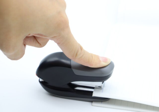 凄い文具見つけちゃった！指1本で楽に綴じられる！ユニークで便利な100均ホッチキス