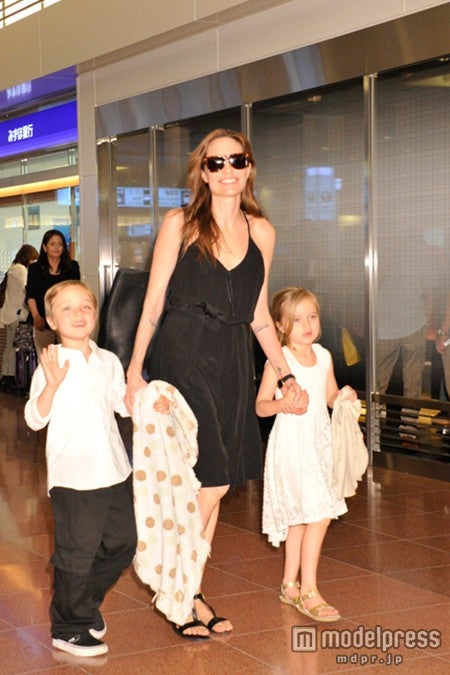 アンジェリーナ・ジョリー、手つなぎ来日　突然の登場に空港騒然