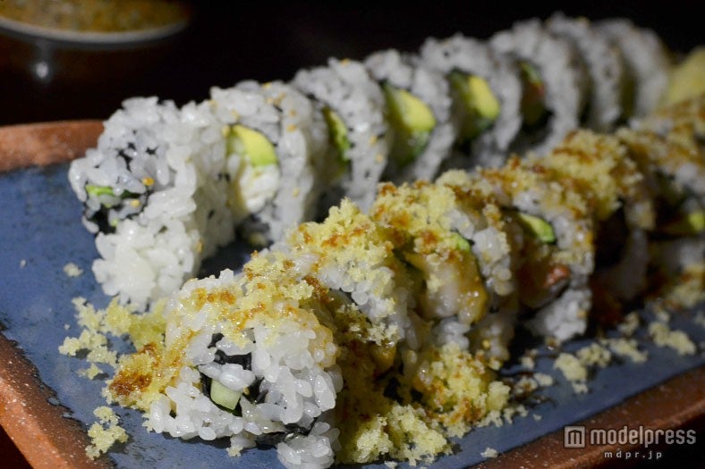 「Sushi、Hamachi Crunch Roll（ハマチ・クランチ・ロール、手前）、California（カリフォルニア、奥）」、各＄16
