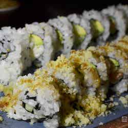 「Sushi、Hamachi Crunch Roll（ハマチ・クランチ・ロール、手前）、California（カリフォルニア、奥）」、各＄16