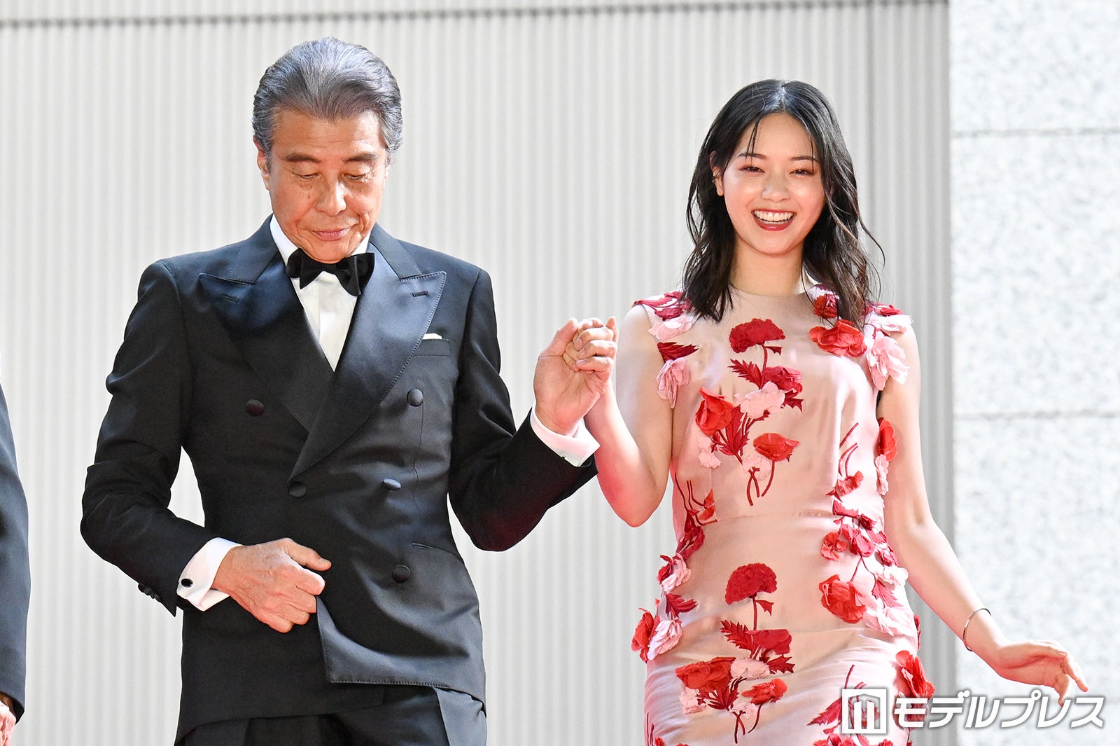 西野七瀬、舘ひろしエスコートでレカペ降臨「あぶ刑事」以来の再共演「情けない姿とかも引き出せた」【免許返納!?】