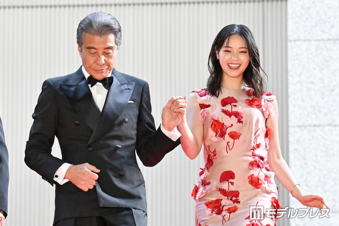 舘ひろし、西野七瀬(C)モデルプレス