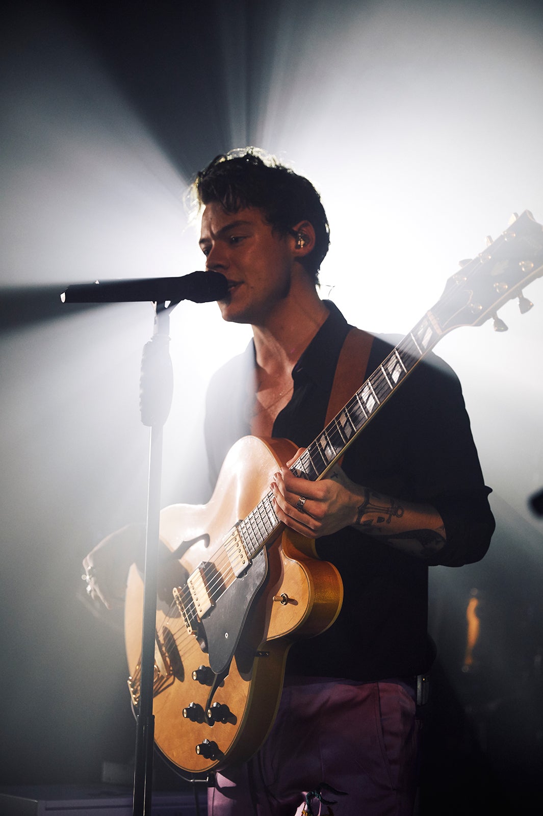 1Dハリー・スタイルズ、“超小規模”初ソロライブ開催で世界中のファン興奮＜ライブレポ／セットリスト＞