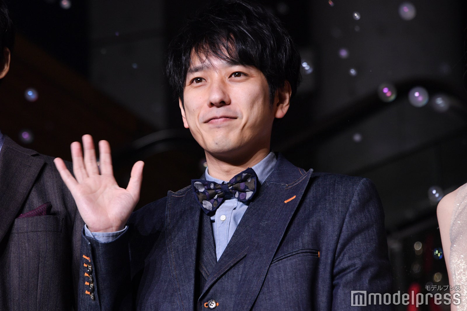 デニムのスーツがお似合いな二宮和也 （C）モデルプレス