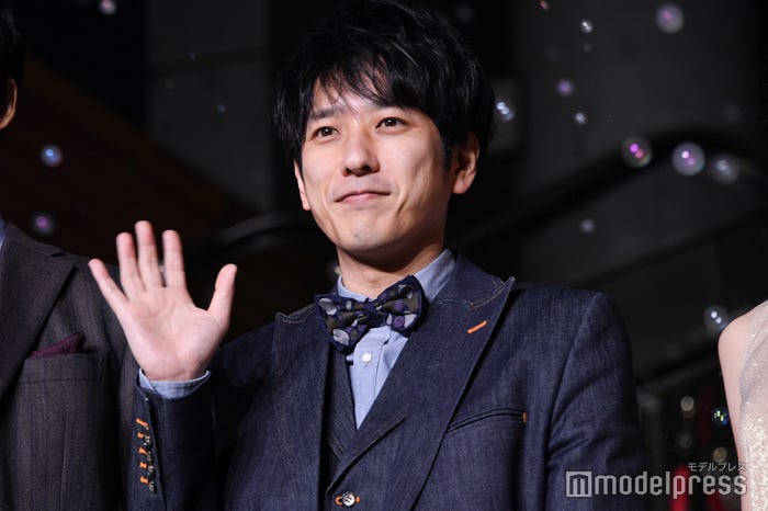 デニムのスーツがお似合いな二宮和也 (C)モデルプレス