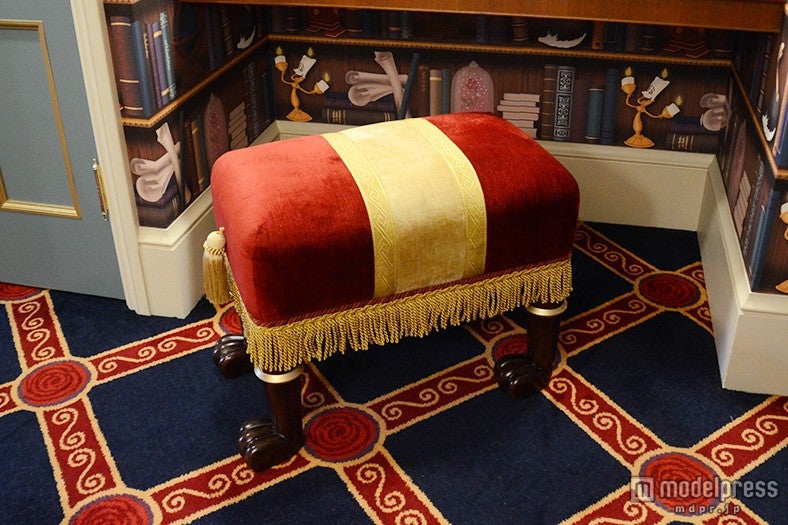 スツールに変えられてしまった犬をイメージ