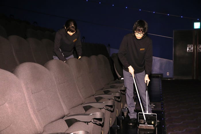 劇場内を清掃(提供写真)