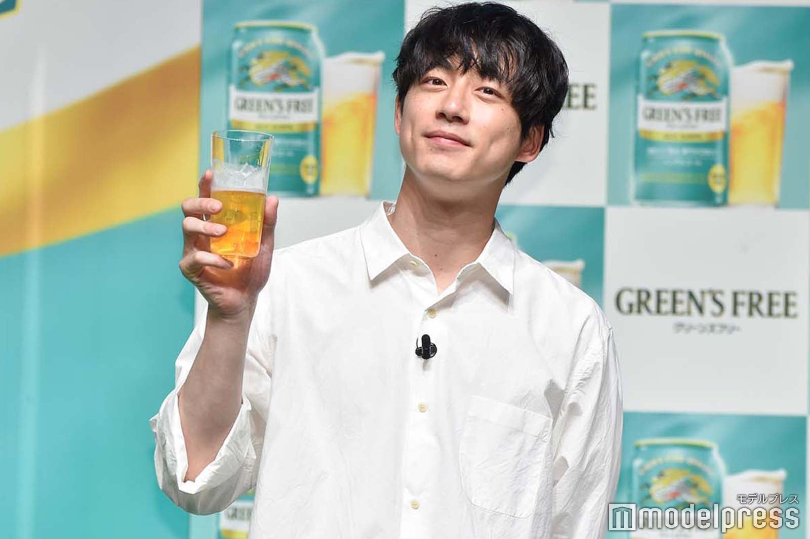 新商品を手に持つ坂口健太郎 （C）モデルプレス