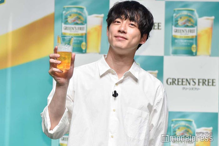 新商品を手に持つ坂口健太郎 (C)モデルプレス