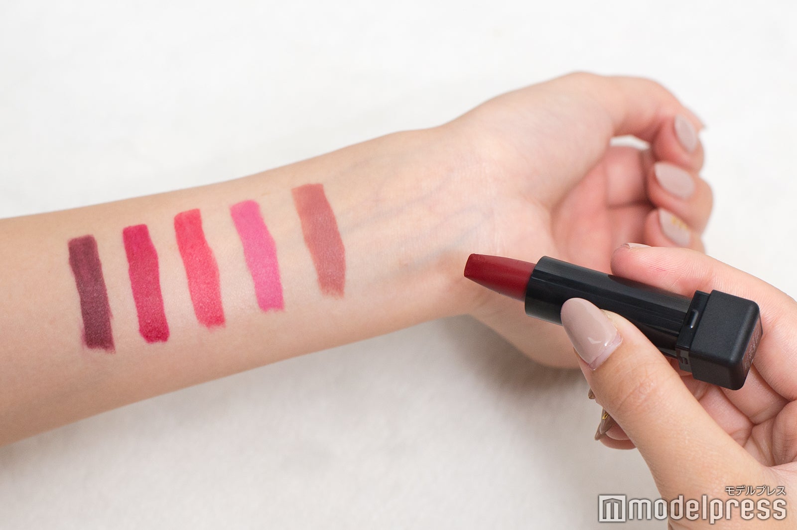 5色を塗り比べ（C）モデルプレス