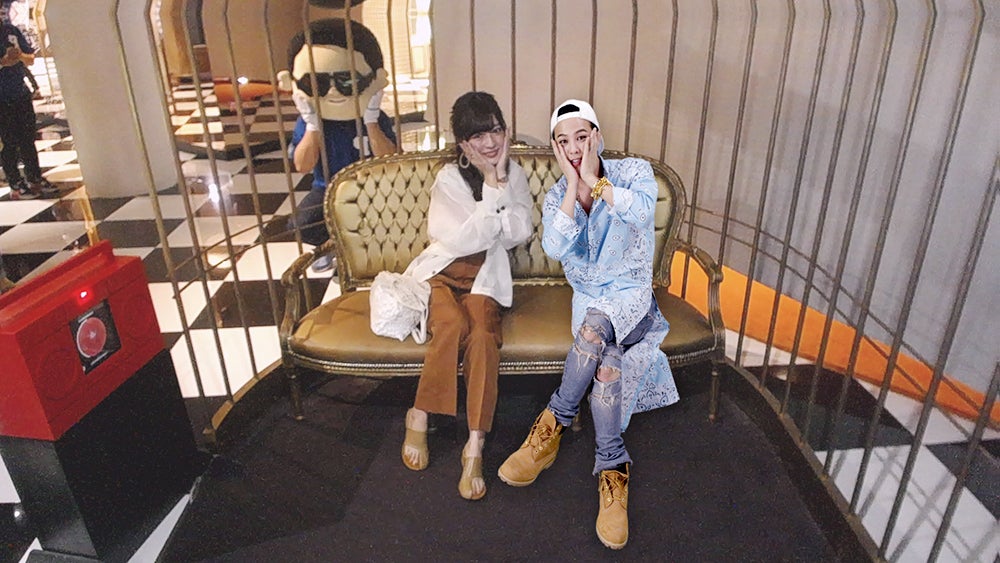 G-DRAGONとベンチデート！後方には…世界を熱狂させた韓国HIPHOP界のあの人？笑（提供画像）