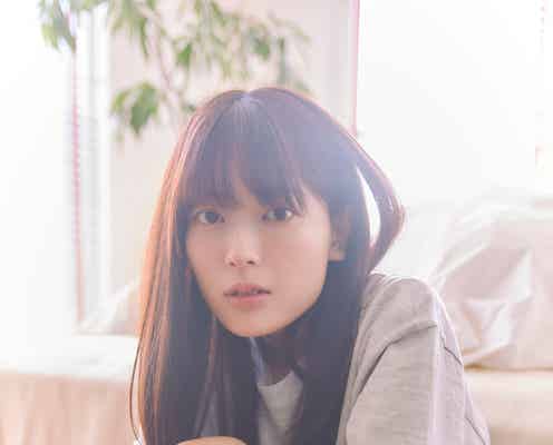 乃木坂46岩本蓮加、“Tシャツ×ショーパン”姿で美脚披露 1st写真集先行カット第2弾解禁
