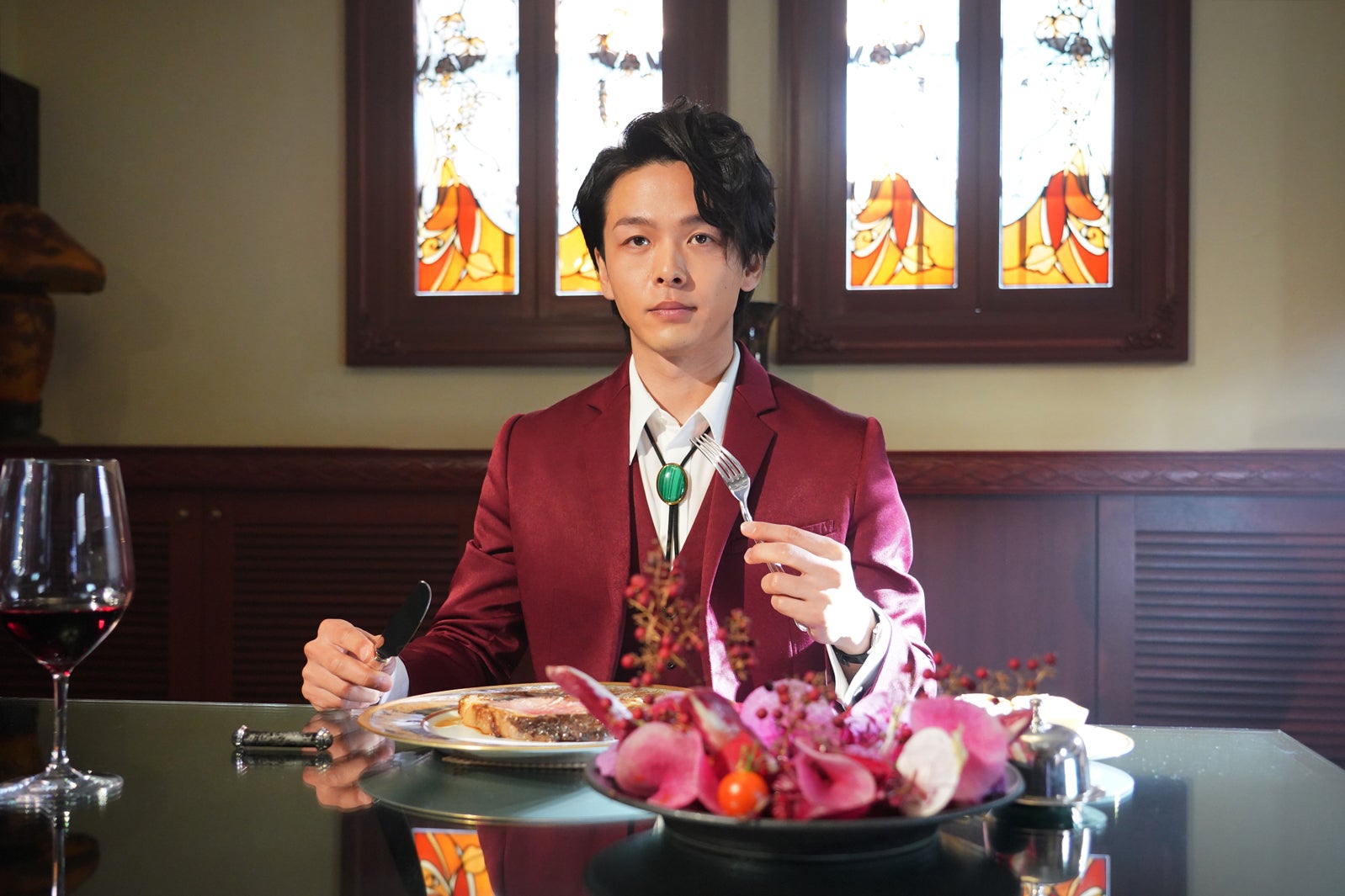 中村倫也／「美食探偵 明智五郎」第1話より（C）日本テレビ