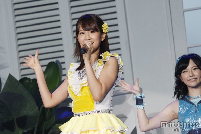 「渚のCHERRY」を歌唱する前田敦子（C）AKS