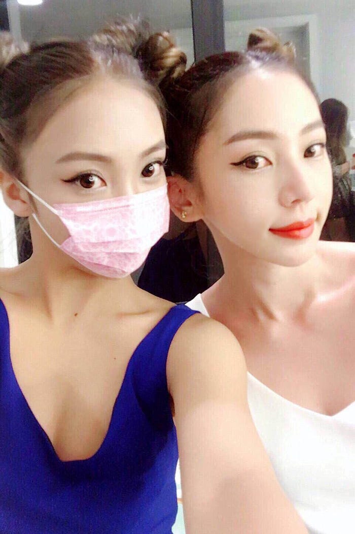 (左)ざわちん(右)MEGBABY/衣装協力:DOUBLE STANDARD CLOTHING