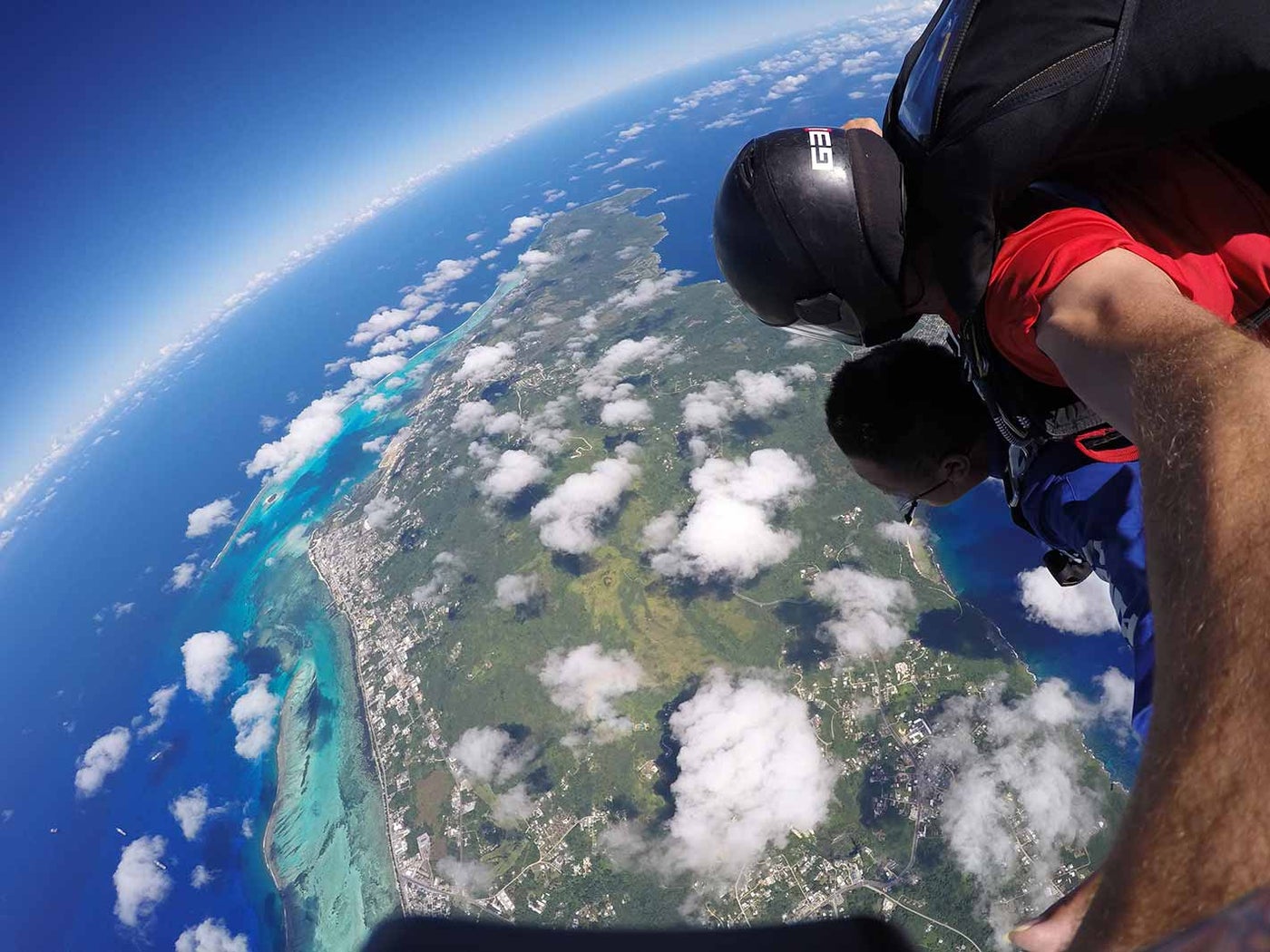 丸い地球を実感できるほどの迫力満点の景色が待っています（C）Skydive Saipan LLC