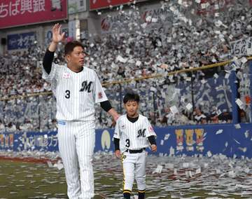 ロッテ・角中 花束贈呈で家族登場 妻の麗さんは涙が止まらず 4人で記念撮影 SNS「素敵だなあ」「みんな似てる！」