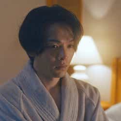 モデルプレス - 中村倫也、ベッドの上でバスローブ姿に<美人が婚活してみたら>