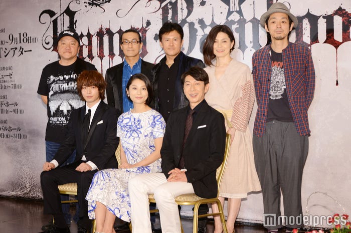 (写真前列左より)中村倫也、小池栄子、篠井英介(後列左より)いのうえひでのり氏、粟根まこと、橋本じゅん、高田聖子、宮藤官九郎氏(C)モデルプレス