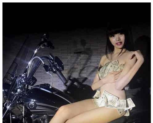 SEXY“万札ビキニ”で話題の美女芸人・古川モカ、美ボディ&壮絶過去に注目集まる