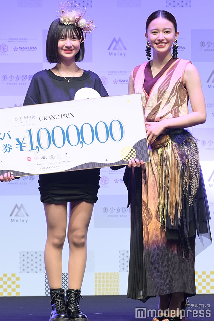 菅原夕亜さん、山本舞香（C）モデルプレス