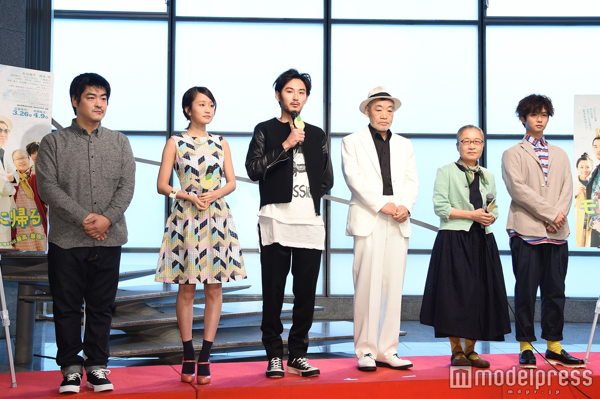 （左から）沖田修一監督、前田敦子、松田龍平、柄本明、もたいまさこ、千葉雄大（C）モデルプレス