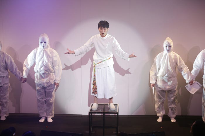 合唱中の百花(画像提供:よしもとクリエイティブ・エージェンシー)